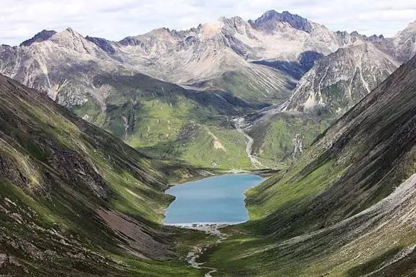 拉姆拉措在藏语中的意思是"天女之魂湖",湖面积虽然不大,但在藏传佛教