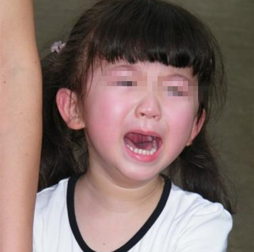 父母要离婚,孩子哭着说:爸妈你们不要离婚,我想