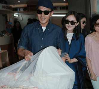 靳东去香港陪老婆生二胎, 明星为何都喜欢离开