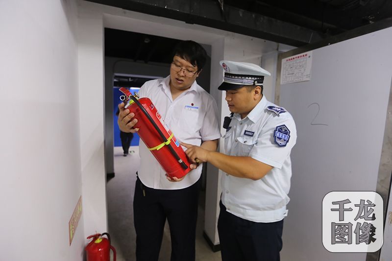 北京东城地下群租房变身惠民仓储地