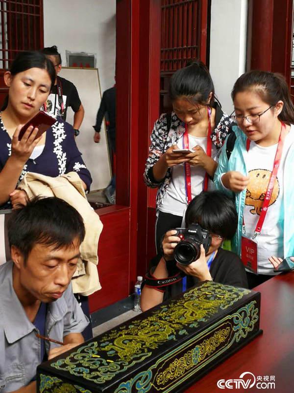 【喜迎十九大 文脉颂中华】非遗传人手掌推得漆面生辉 传承千年“光彩照人” 【喜迎十九大 文脉颂中华】非遗传人手掌推得漆面生辉 传承千年“光彩照人”