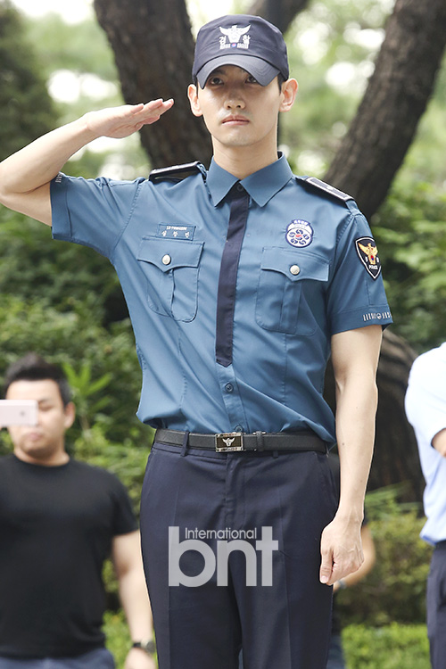 崔始源沈昌珉今日退伍 敬礼告别