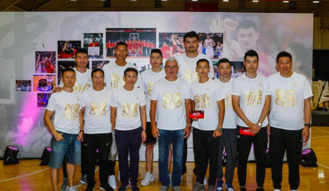 尴尬!中国男篮08一代聚首 无球可打的孙悦被领