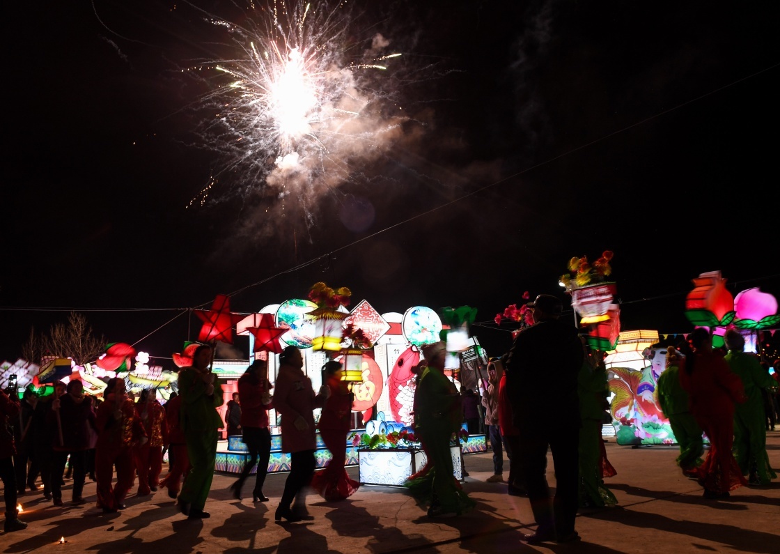 2月20日,内蒙古赤峰市巴林左旗大良沟村的村民赏花灯,看焰火