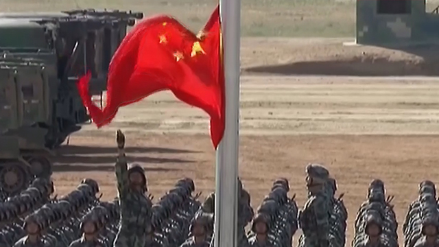 沙场点兵 庄严肃穆的国歌在阅兵场上响起