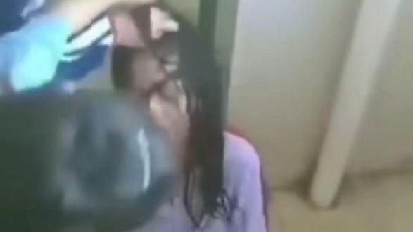 海南乐东一小学女生遭8名女同学殴打 官方称已介入调查