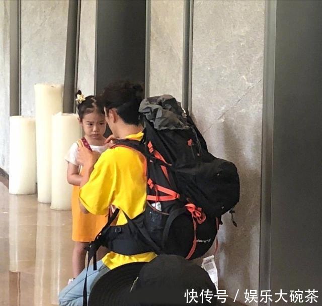 戚薇李承铉女儿录制综艺节目 女儿撒娇的样子