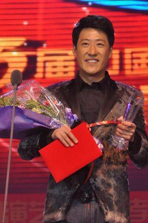 42岁于震和28岁娇妻生活近照,抛弃40岁前妻,低调幸福还是大孝子
