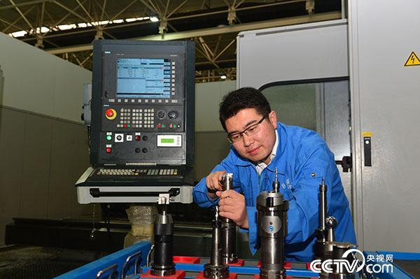 【中国梦实践者】曹彦生:导弹翅膀的“雕刻师” 【中国梦实践者】曹彦生:导弹翅膀的“雕刻师”