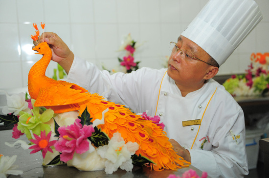 吉林有位餐桌上的雕刻大师 让瓜果蔬菜"脱胎换骨"