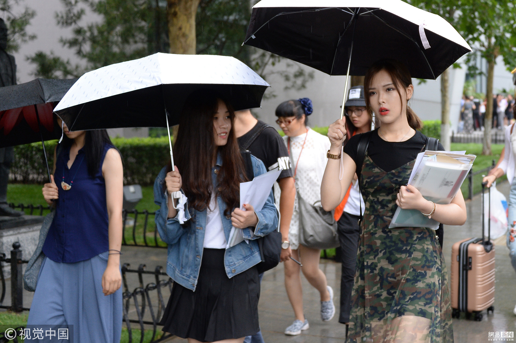 2018年8月30日，北京，中央戏剧学院昌平校区迎来2018级本科新生报到日，众多新生陆续到校报到。现场帅哥美女如云。当天下起了细雨，众多新生撑着伞在雨中疾行，画面养眼。