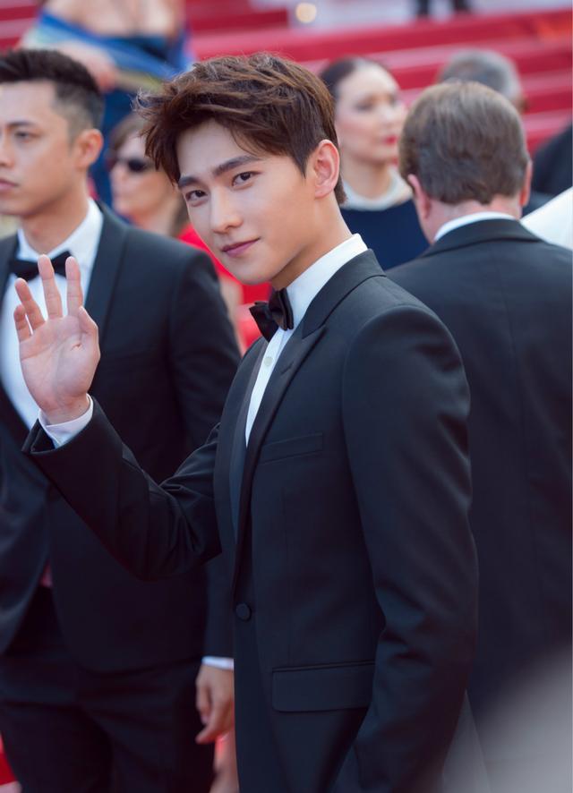 杨洋帅气绅士首登戛纳红毯 期待年轻人走向世界 杨洋帅气绅士首登戛纳红毯 期待年轻人走向世界