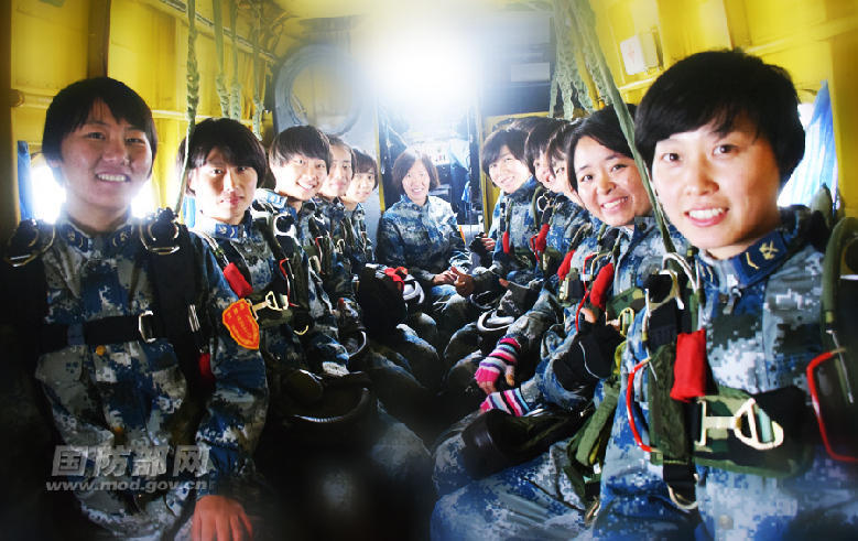 女伞兵离机瞬间美图抢先看
