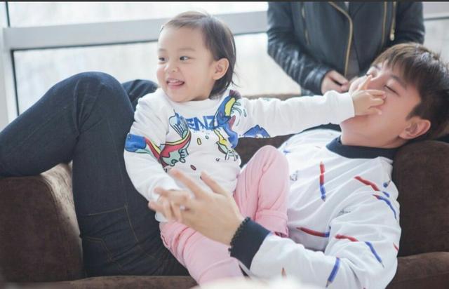 PGone出轨李小璐照片曝光,窗帘也不拉,比马蓉