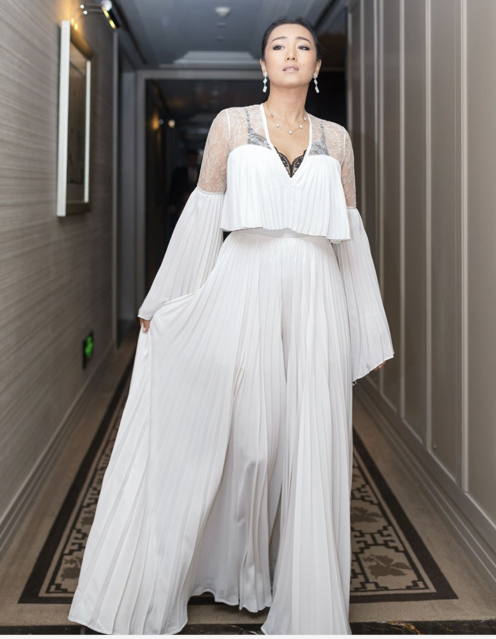 巩俐女皇范儿现身上海出席活动 白衣尽显霸气尊贵