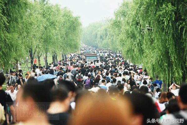 杭州迎来五一假日旅游高峰 西湖景区开启人海