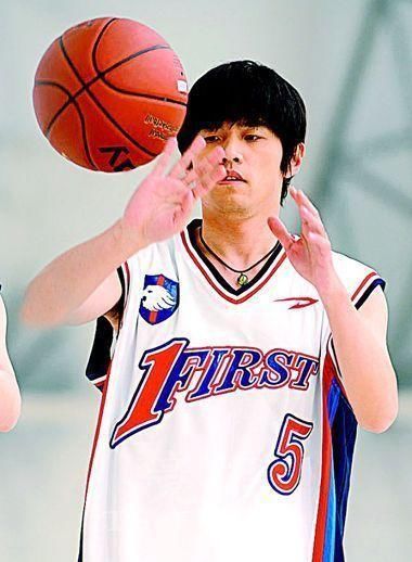 如果将会打篮球的娱乐明星组成一支篮球队,请