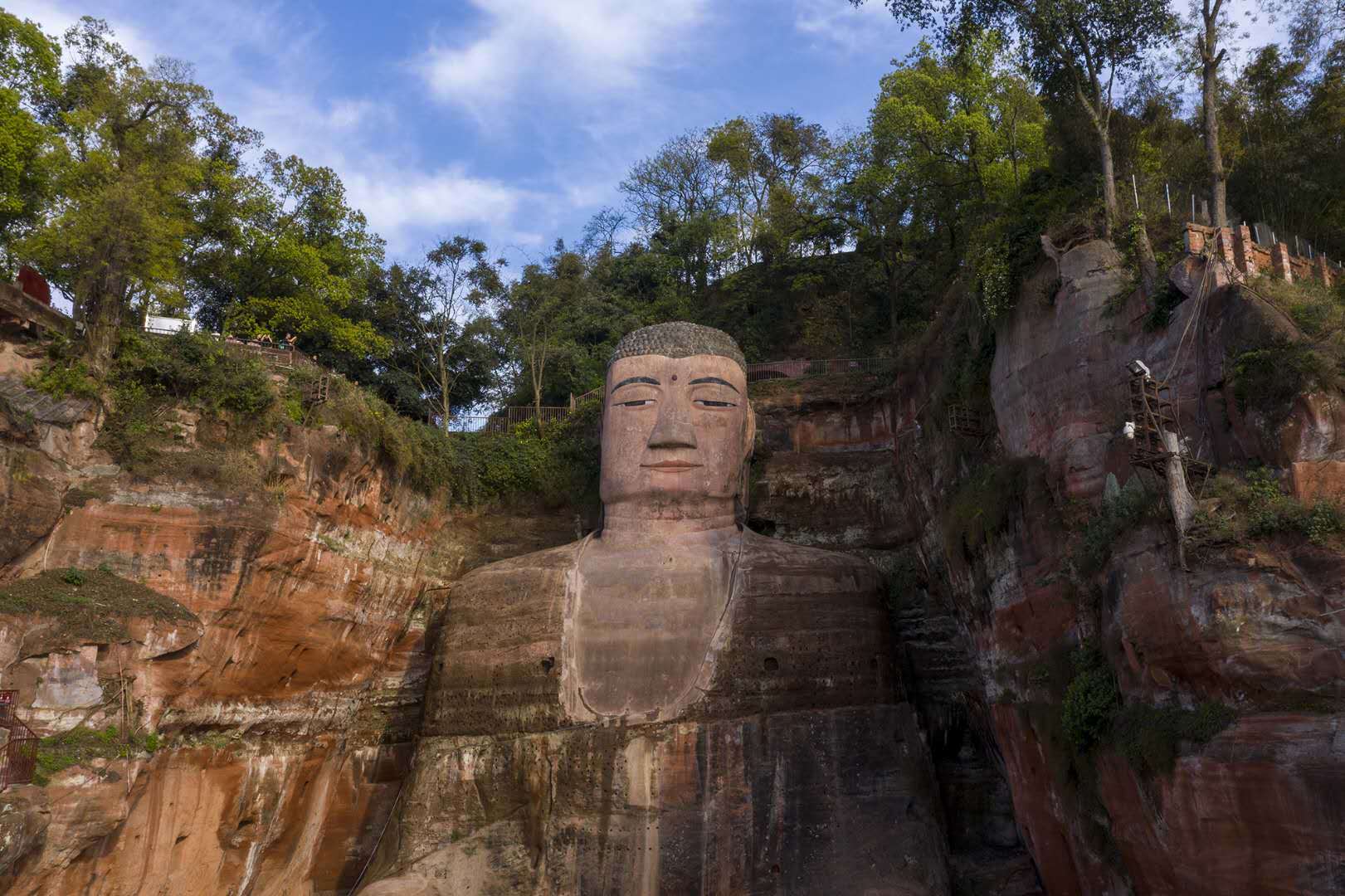 乐山大佛修缮后"美颜"变白?景区:网络图或被处理过