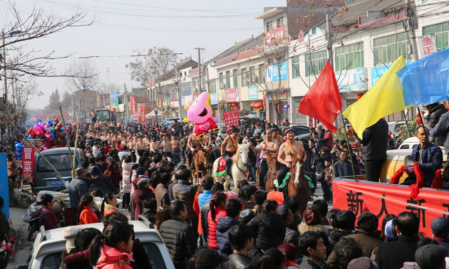 西安周至集贤古镇上演狂野古朴的精身子打社火