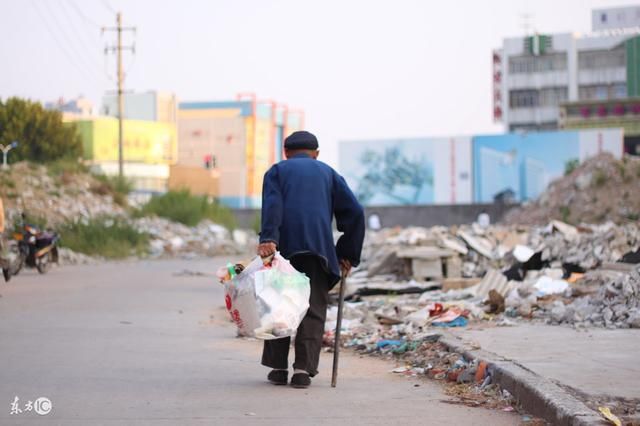 个月欠下8万网贷,老父亲只能捡垃圾为儿还债