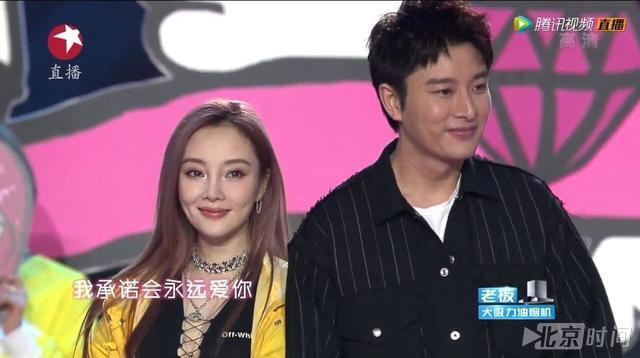 李小璐贾乃亮同台貌合神离，尬唱尬舞尬笑但甜馨很赞