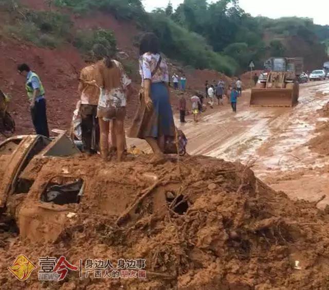 广西三江发生山体塌方，多车被埋