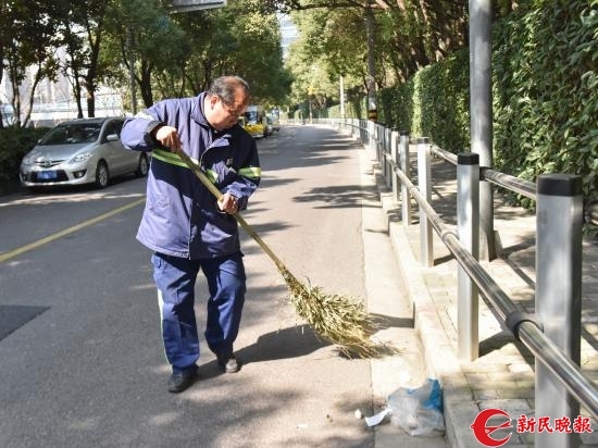 17年春节未回家 坚守环卫第一线 17年春节未回家 坚守环卫第一线