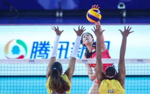 李盈莹隔网对轰224分美女利普曼 世界女排联赛