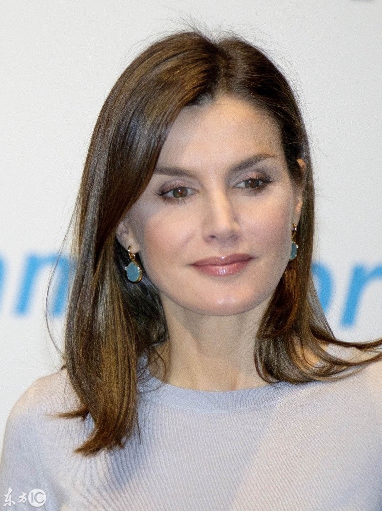 西班牙王后莱蒂齐亚一身简朴,但说实在的,真美