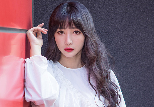 柳岩穿白衬衫牛仔裤街拍青春灵动 卷发微扬清