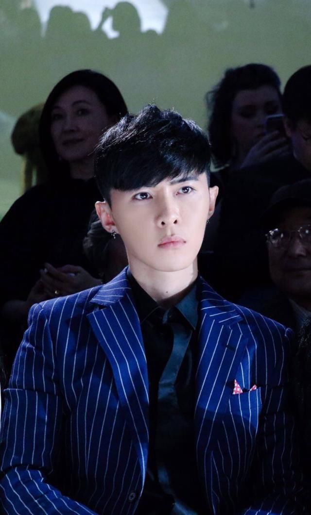 你们的绅士解析来了,男生快学他凹造型,霸道总裁范儿老时尚了