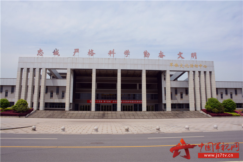 湘江之畔,国防科学技术大学巍然而立,承载着先辈的忠诚不屈,受着地方