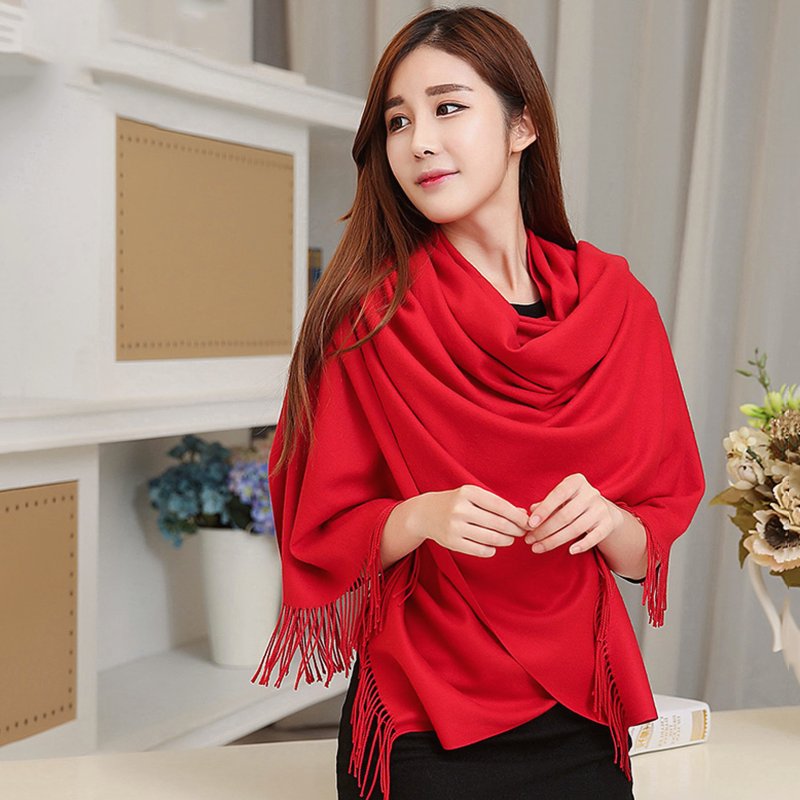 矮个子女人,春节别傻戴围巾!现在流行丝巾,显高