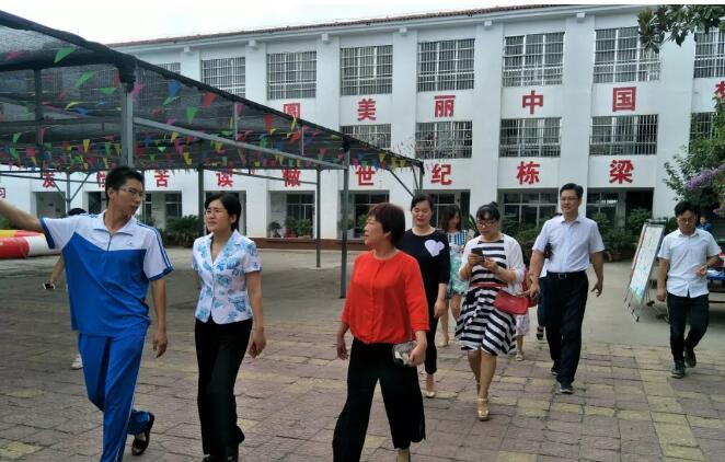 河南省妇联、省中医药大学到张桥镇河岗学校举