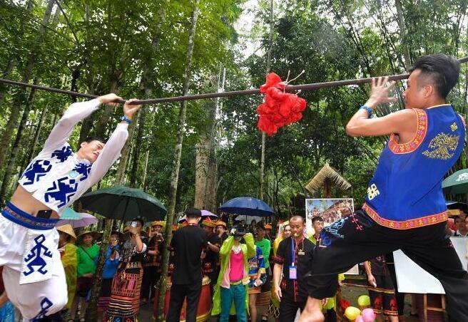 海南黎苗少数民族青年别开生面的“相亲” 海南黎苗少数民族青年别开生面的“相亲”