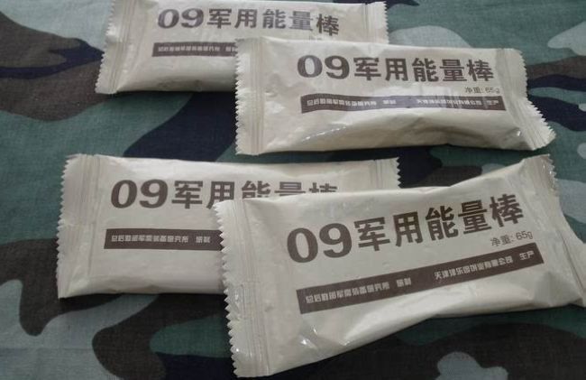 高能野战口粮是一种应急口粮，每日份由高能模块、营养模块、风味模块和增加胶囊四部分组合而成。用三层复合薄膜真空包装，中包装用纸盒。净重约400克，热量8360千焦耳。口粮形状为块状或牙膏状，便于部队食用和携带。主要用于机动作战和特种警备部队在3－5天内应急时使用。