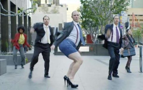 男子每天穿高跟鞋上班! 那一瞬间他觉得非常自