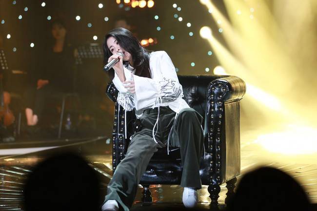 张碧晨《歌手》"轻伤不下火线" 坐唱致敬经典当晚,张碧晨坐在轮椅上在