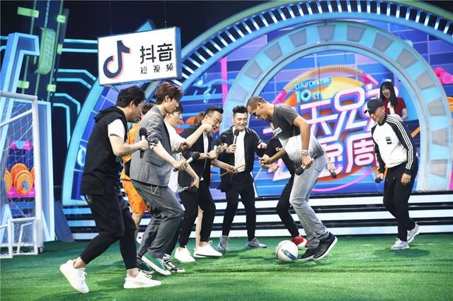 里瓦尔多全球综艺首秀《天天向上》预测世界杯