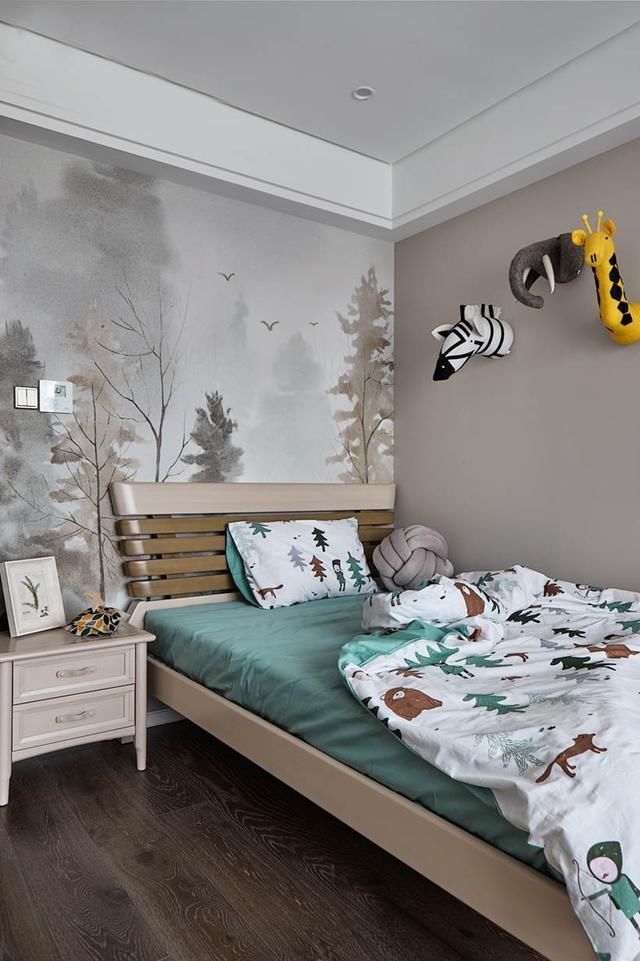 大面积素雅墙纸结合静谧胡桃木饰面,灰色石材