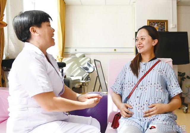 7月5日,乌市妇幼保健院,二胎妈妈李彦霆正在咨询医生.