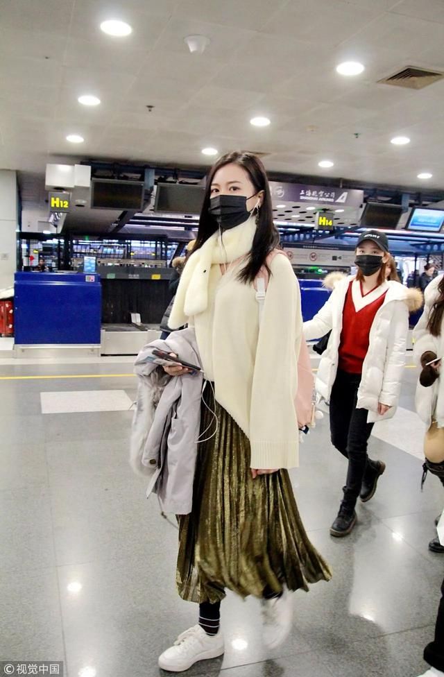 自从裙子里可以藏秋裤,百褶裙+毛衣就成了最佳