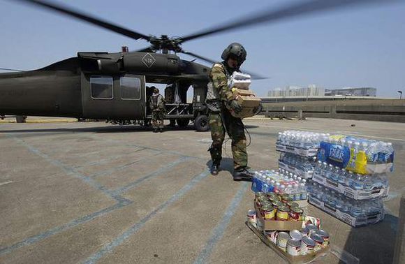 美军出动数百架直升机，为灾民空运了650万份套餐和大量紧缺物资，并在人员输送上屡建奇功。