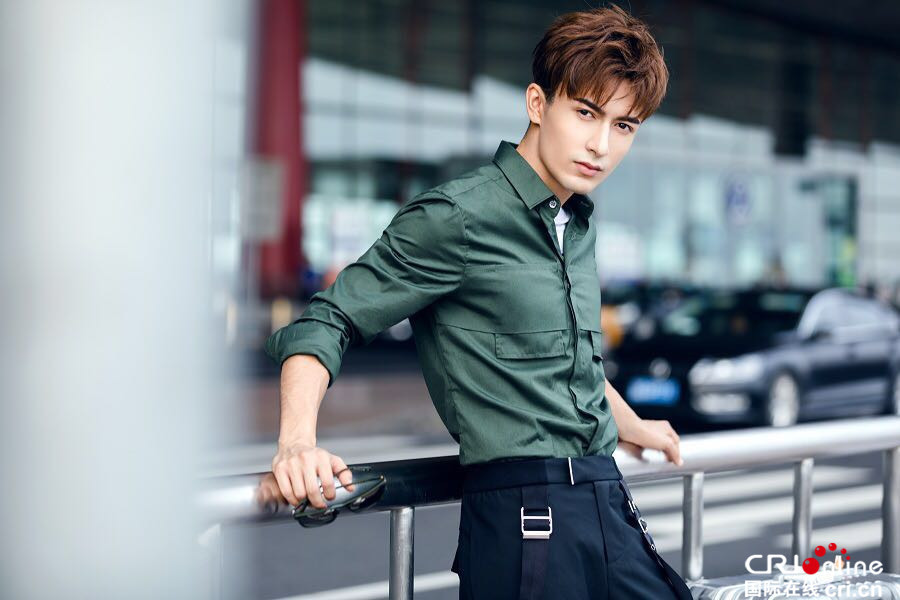 米热夏日街拍曝光 清爽帅气化身明朗少年