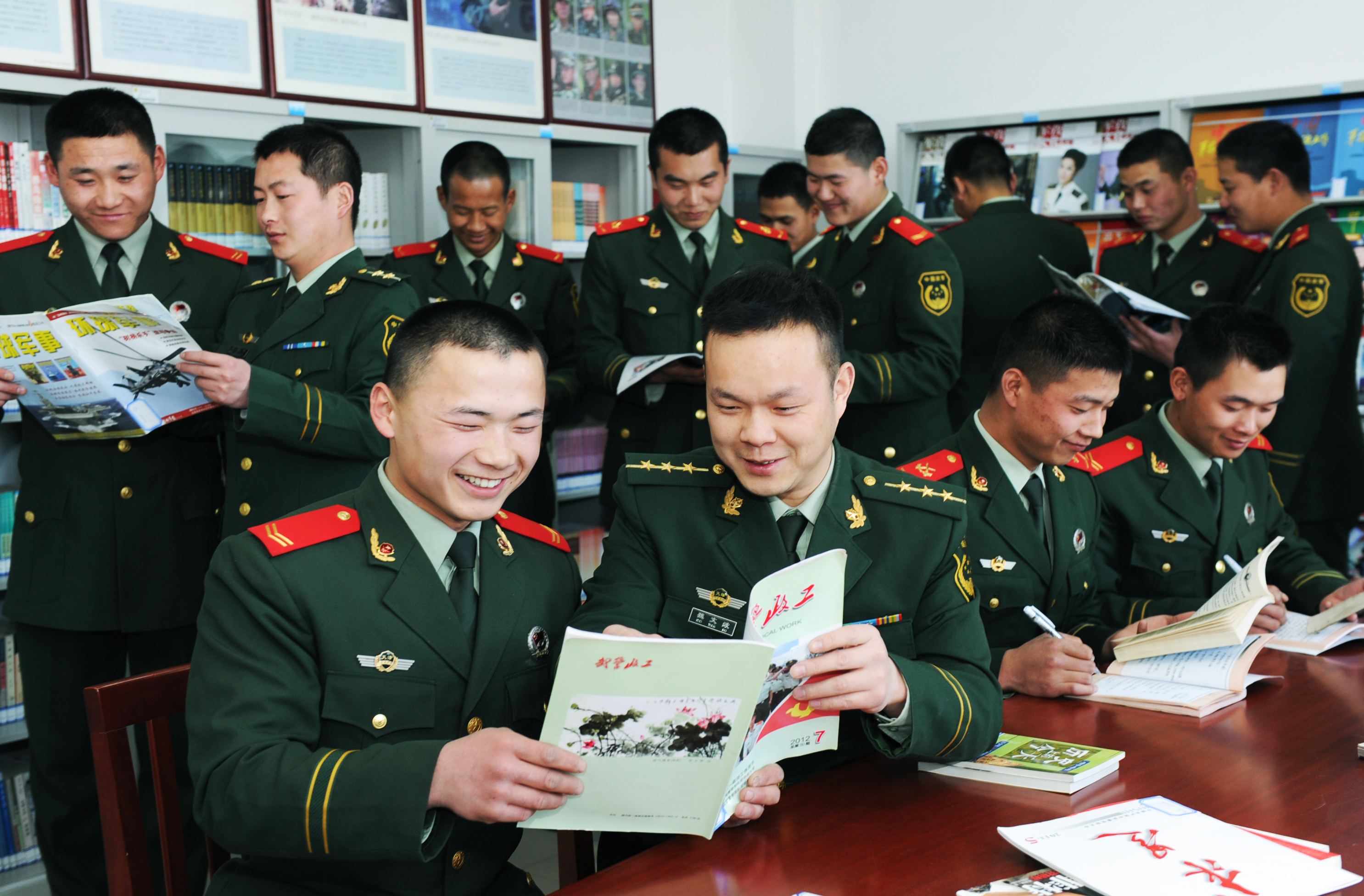 武警天津总队积极开展“扬起理想的风帆”系列读书活动，引导官兵多读书、读好书、好读书。江传景摄