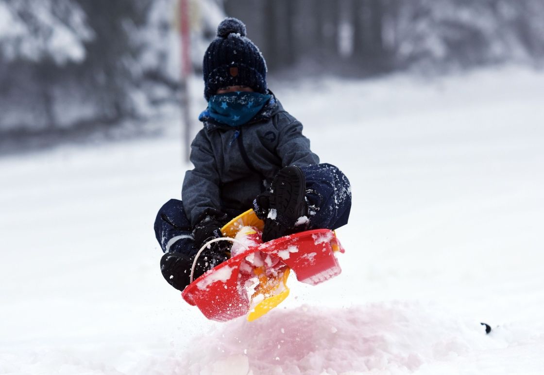 11月26日,在德国黑林山地区,一名儿童在雪地上滑雪.