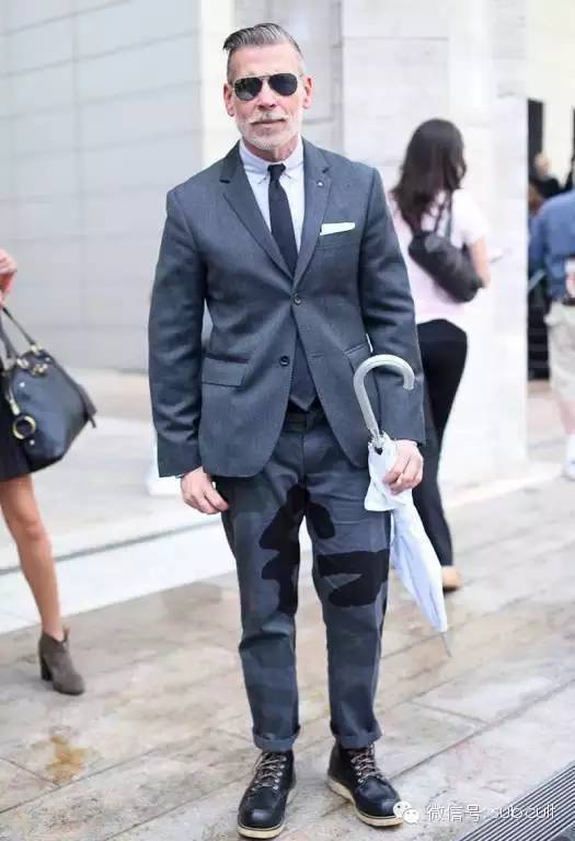 这个56岁的双花臂老头，是全世界最潮的街拍达人