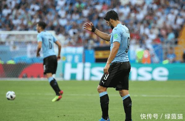 乌拉圭战法国前途未卜,苏亚雷斯打扑克开心的