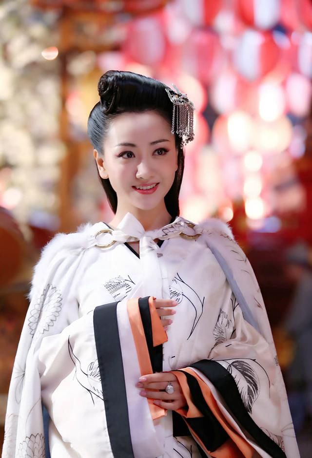 杨蓉新剧上映被质疑整容,可她这样的颜值需要