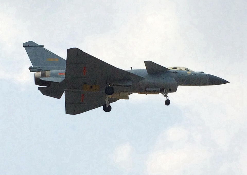 歼-10B战机换太行发动机 值得高兴